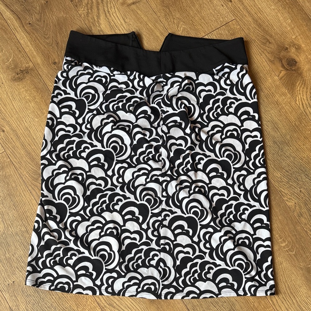 T Tahari Monochrome Floral Pencil Skirt